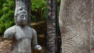 தொல்பொருட்கள், சிலைகள்