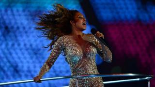 Mel B cantando