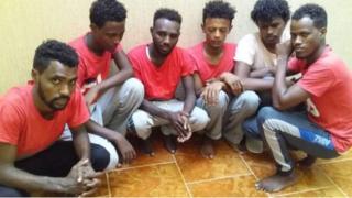 በኩረፅዮን ፀጋዘዓብ (በቀኝ) ብክሪ መሐመድ (ከግራ ሦስተኛው) እና ሌሎች ከጀልባዋ የተረፉ ኤርትራዊያን ስደተኞች