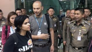 Rahaf Mohammed al-Qunun talks to Thai Immigration Police Chief Surachet Hakparn at the Suvarnabhumi international airport near Bangkok