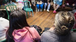 Reunião de mulheres prostitutas no parque Jardim da Luz, centro de São Paulo