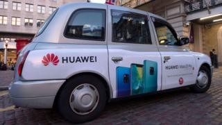倫敦查靈十字火車站外一輛貼有華為手機廣告的出租車(27/12/2018)