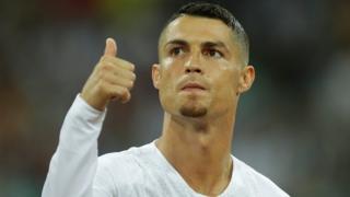 رونالډو د ۲۰۰۹ کال جولای کې له مانچسټر یونایټیډ لوبډلې د ۸۰ میلیونو پاونډو بدل کې ریال مادرید کلب ته تللی و