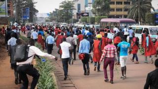 Students for Makerere University wey dey protest against plan to scrap presidential age limit for Uganda