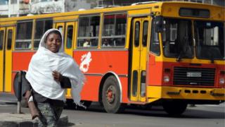 Женщина бежит по улицам Аддис-Абебы