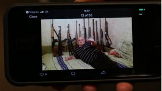 Теплов на фоне оружия