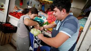 Una mujer embolsa vegetales en Ciudad de México