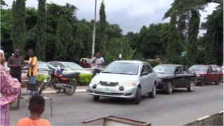 Awọn oṣiṣẹ gbe nnkan di opopona ni ọgba fasiti Ibadan