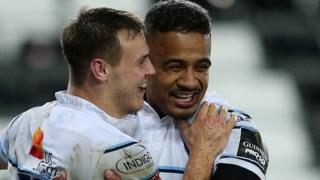Jarrod Evans a Rey Lee-Lo yn dathlu unig gais y Gleision