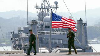 Американские военные в порту в бухте Субика на Филиппинах