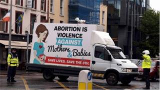 Противники отмены поправки говорят, что мать и нерожденный имеют равное право на жизнь