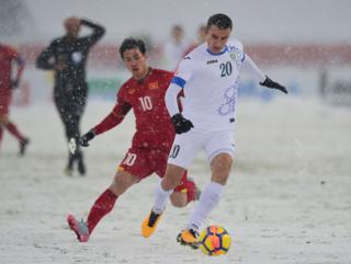 Tursunov Dostonbek của Uzbekistan tranh bóng với Công Phượng của Việt Nam trong trận chung kết AFC U23 hôm 27/1