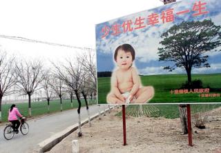 Cartel que animaba a tener un solo hijo en China en 2001.