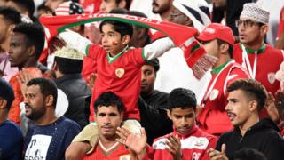 المشجعون العمانيون اثناء مباراة منتخبهم أمام إيران