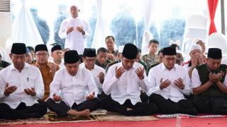 Menkopolhukam Wiranto, Wapres Jusuf Kalla, Presiden Joko Widodo, Menteri Agama Lukman Hakim salat Jumat di Monas dalam aksi 212, 2 Desember 2016