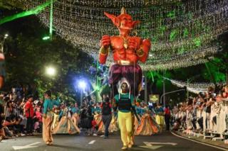 A man carries an evil genie on his shoulders in Medellín