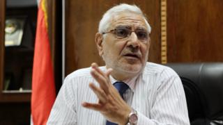أبو الفتوح أثناء حوار صحفي في مكتبة بمقر نقابة الأطباء المصرية في مايو/آيار 2011