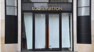 На Елисейских полях виден закрытый магазин Louis Vuitton.