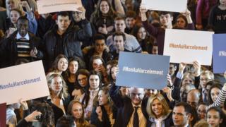 O ministro da Educação da França, Jean-Michel Blanquer, e a primeira-dama, Brigitte Macron, participam de manifestação contra o assédio
