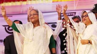টুঙ্গিপাড়া থেকে প্রচারাভিযান শুরু করেছেন শেখ হাসিনা। সঙ্গে ছিলেন ছোট বোন শেখ রেহানা।
