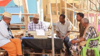 Sawir Hore : Dad Jig Jiga ku sugan oo teeb ku garaacanaya araajiyo