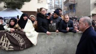 Erdoğan, enkaz alanında incelemelerde bulunup yaralıları hastanede ziyaret etti.