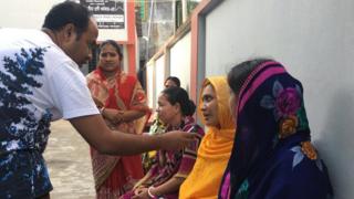 বরগুনায় একটি কোচিং সেন্টারের সামনে অপেক্ষমান কয়েকজন অভিভাবক বিবিসির সাথে কথা বলছেন।