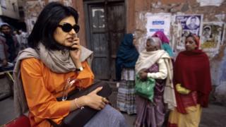 फोन पर बातचीत करती महिला