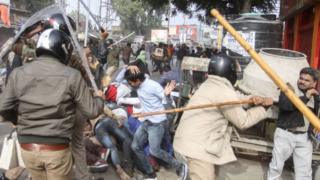 বিক্ষোভ দমনে উত্তর প্রদেশ পুলিশের বাড়াবাড়ি নিয়ে ব্যাপক সমালোচনা হচ্ছে