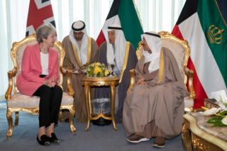 أمير الكويت الشيخ صباح الأحمد الصباح (يمين) و رئيسة وزراء المملكة المتحدة تيريزا ماي