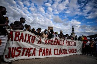 Protestierende in Lissabon, Portugal, solidarisch mit Kundgebungen gegen Rassismus in den USA