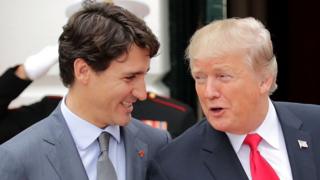 US President Donald Trump (R) and Canadian PM Justin Trudeau