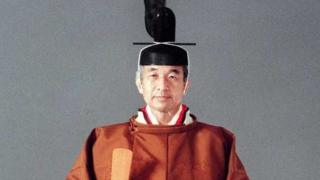 El emperador Akihito en su traje de ceremonia, en 1990.