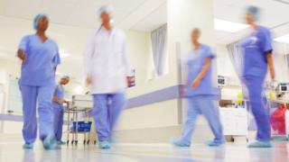 Médicos em ambiente hospitalar