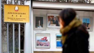 Bên ngoài sứ quán Bắc Hàn tại Berlin