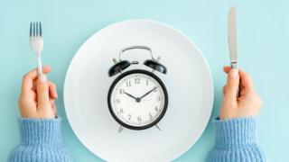 Un reloj servido en un plato.