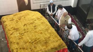 रंगून में बहादुर शाह ज़फ़र की मज़ार पर पीएम मोदी