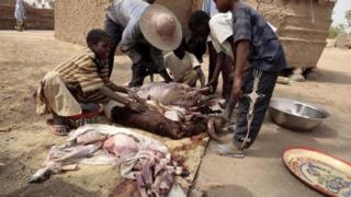 Au Niger, en période de ramadan, les fidèles musulmans rompent le jeûne avec un repas constitué de viande.