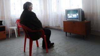 Мужчина смотрит телевизор
