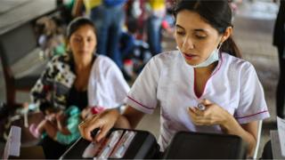 enfermeira organiza vacinas
