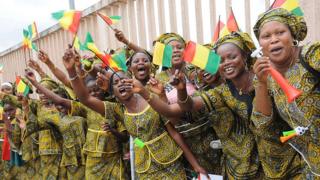 Des femmes, fans de la Guinée, une sélection qui s'est déjà hissée en finale de la Coupe d'Afrique des Nations (1976).