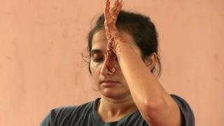 యోగా చేస్తున్న ముస్లిం మహిళ