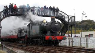 steam train leaving Bo'ness station during its Steam Gala