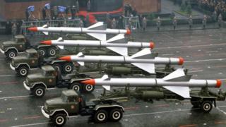 Зенитные ракеты класса "земля-воздух" на параде, посвященном 65-й годовщине Октябрьской революции, на Красной площади