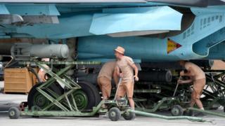 Подготовка российского бомбардировщика к вылету