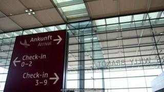 Sân bay Berlin-Brandenburg đã vượt kinh phí hàng tỷ Euro và không biết bao giờ mới khánh thành.