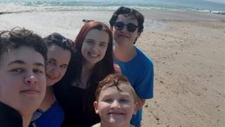 Дженни Ли и семья на пляже