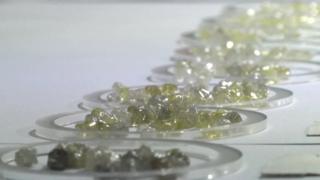 Légende : La mine de Jwaneng est une mine à ciel ouvert de diamants située dans le sud du Botswana