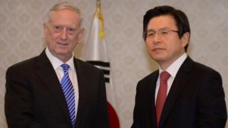 Ông Mattis (phải) nói với Tổng thống tạm quyền Hwang Kyo-ahn về liên minh mạnh mẽ