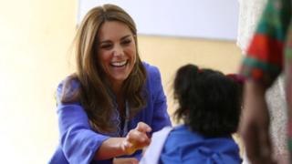 Kate meets school children in Pakistan